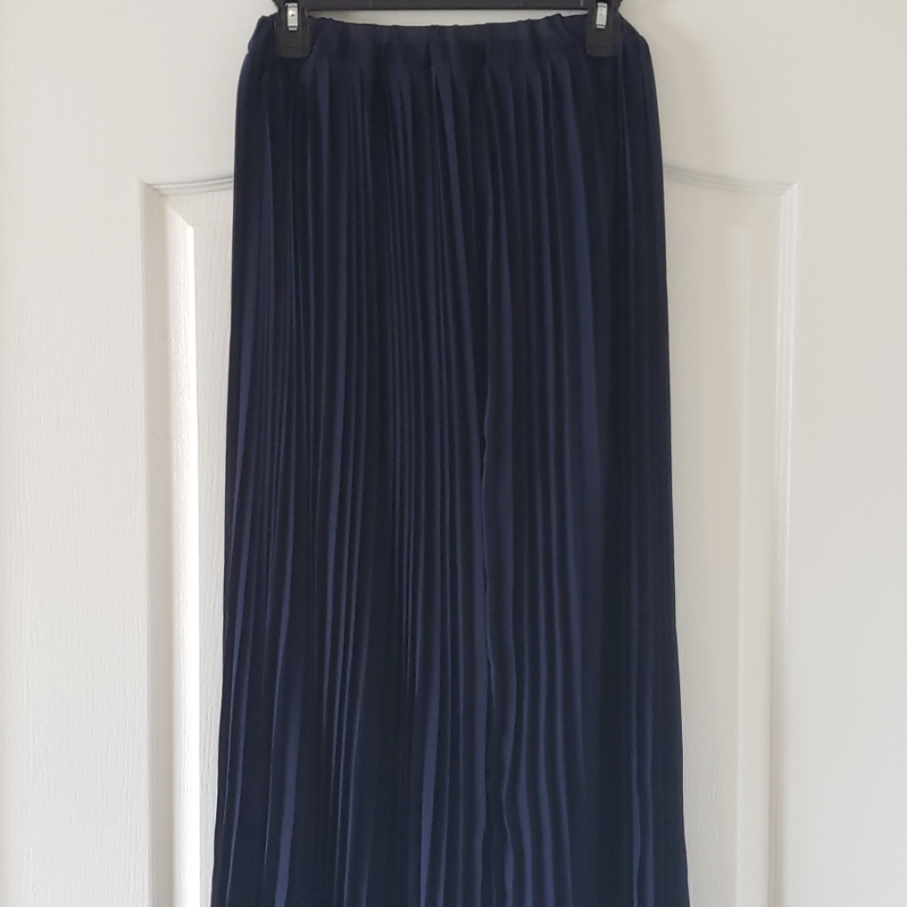 Maxi pleated blue skirt